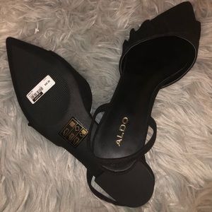 Pointy ruffle black flats!